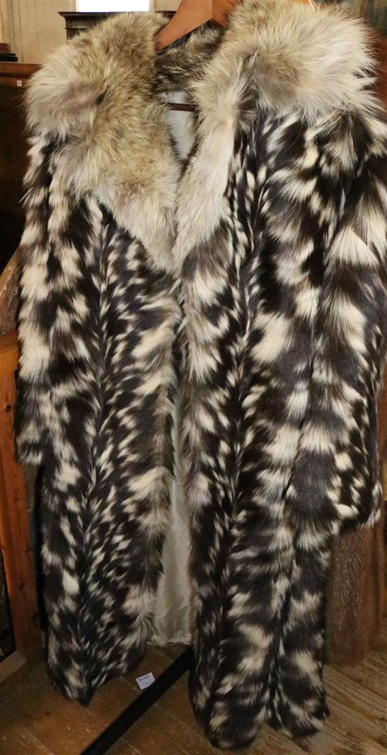 Brown & cream striped fur coat with wolf collar(-)